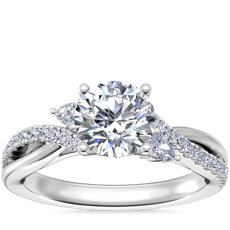 Anillo de compromiso romántico con diseño torcido asimétrico y motivo floral con diamantes en oro blanco de 18 k (1/4 qt. total)